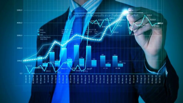 Business Diagramm Wirtschaft, Geschäftsmann zeigt mit Lichtstift an einer Grafik an einem transparenten Glasboard eine Kurve an